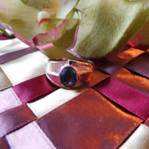 Beautiful ring 10k yellow gold ring set with a blue topaz Size 12 - Picture 3 of 4